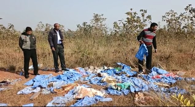 ଅସହାୟ ଛାତ୍ରଛାତ୍ରୀଙ୍କୁ ମିଳୁନି ପୋଷାକ କିନ୍ତୁ ଜଙ୍ଗଲରେ ଫୋପଡ଼ା ଯାଉଛି