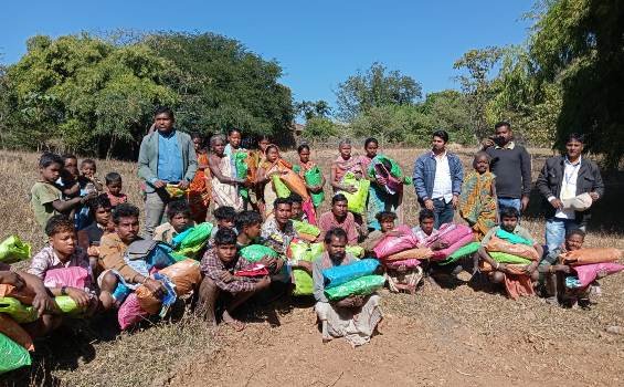 ସ୍ବେଚ୍ଛାସେବୀ'ଙ୍କ ପକ୍ଷରୁ ଖଡିଆ ମାନଙ୍କୁ କମ୍ବଳ ବଣ୍ଟନ