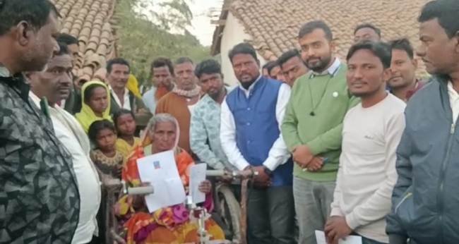 ସଂଖ୍ୟାଲଘୁ ଦିଵ୍ଯାଙ୍ଗ ବୃଦ୍ଧାଙ୍କ ପ୍ରତି ମାନବିକତା ଦେଖାଇଲେ ଜାମଦା ଜିଲ୍ଲା ପରିଷଦ ସଦସ୍ୟ ବାବୁଲା ଟୁଡୁ