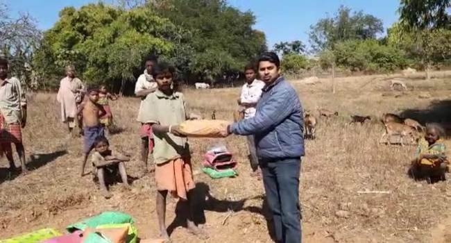 ସ୍ବେଚ୍ଛାସେବୀ'ଙ୍କ ପକ୍ଷରୁ ଖଡିଆ ମାନଙ୍କୁ କମ୍ବଳ ବଣ୍ଟନ