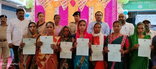 ଜିଲ୍ଲାପାଳଙ୍କ ସଂଯୁକ୍ତ ଜନଅଭିଯୋଗ ଶୁଣାଣିରେ ୭୦ଟି ପଟ୍ଟା ବଣ୍ଟନ ଓ ରାଜୀବ ଗାନ୍ଧୀ ସେବା କେନ୍ଦ୍ର ଉଦଘାଟିତ