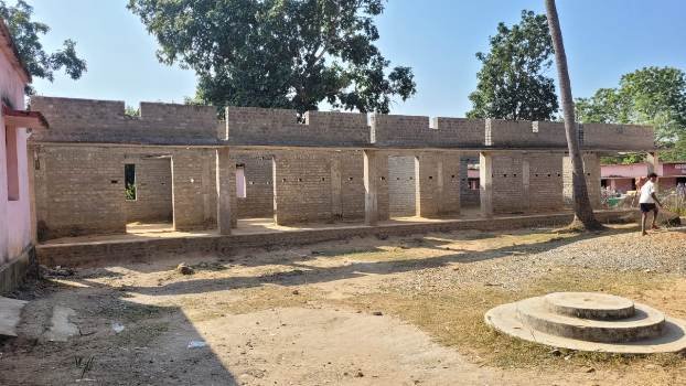 ମିଳୁନି ଅନୁଦାନ, ଅଧାପନ୍ତରିଆ ଭାବେ ପଡିରହିଲା ଓମବାଡସି ଅନୁଦାନରେ ନିର୍ମିତ ଶ୍ରେଣୀଗୃହ
