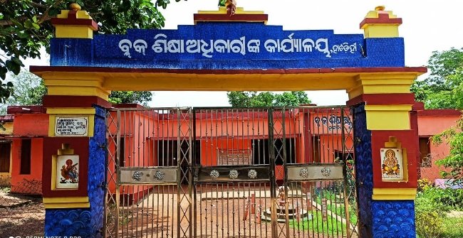 ଶିକ୍ଷୟତ୍ରୀଙ୍କ ଦୟାରେ ଚାଲିଛି ମଧ୍ୟାହ୍ନ ଭୋଜନ