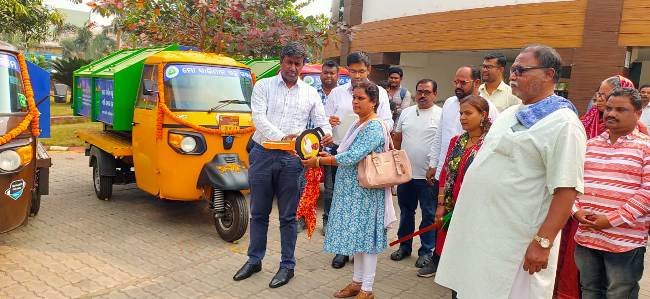 ୫ଟି ପଞ୍ଚାୟତକୁ ଅବର୍ଜନା ସଂଗ୍ରହ ଗାଡି ପ୍ରଦାନ