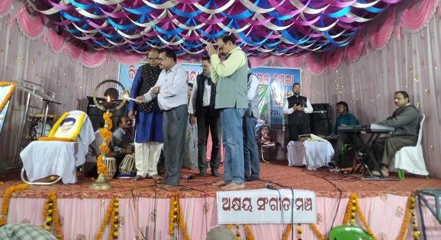 କେନ୍ଦ୍ରାପଡାରେ ରାଜ୍ୟସ୍ତରୀୟ ବିଂଶତମ ପୁସ୍ତକମେଳାର ତୃତୀୟ ସନ୍ଧ୍ୟା ଅକ୍ଷୟ ମହାନ୍ତିଙ୍କ ସଙ୍ଗିତରେ ଝୁମିଲେ ଦର୍ଶକ