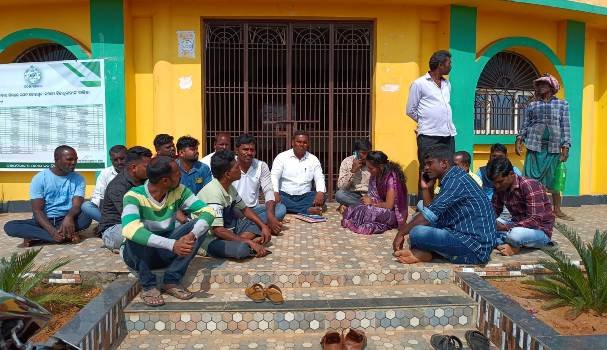 ୱାର୍ଡସଭ୍ୟଙ୍କ ଜାଲ୍ ଦସ୍ତଖତ କରି ଗାଁ ସାଥି ଚୟନ ବିରୋଧରେ ପଞ୍ଚାୟତ କାର୍ଯ୍ୟାଳୟରେ ତାଲା ପକାଇ ଆନ୍ଦୋଳନ