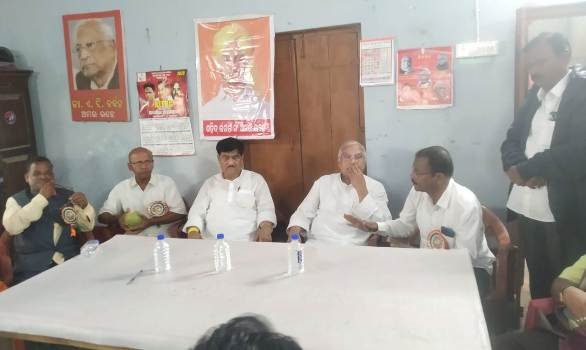 ଛତ୍ରପୁର ଠାରେ କୃଷି ମନ୍ତ୍ରୀଙ୍କୁ ବିଭିନ୍ନ କୃଷକ ସଂଘ ପକ୍ଷରୁ ସ୍ମାରକ ପତ୍ର ପ୍ରଦାନ