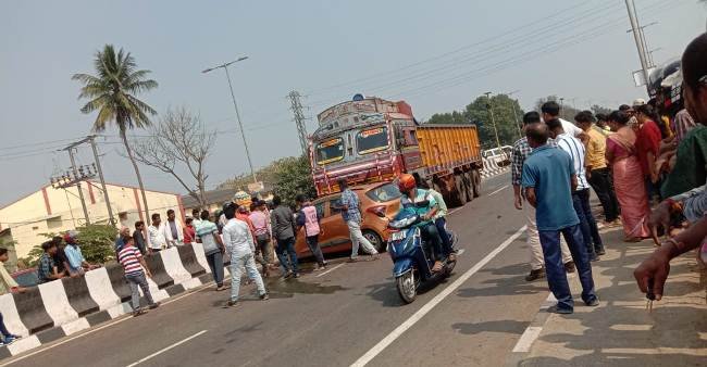 ମାଣ୍ଡିଆପଲ୍ଲୀ ଛକ ଠାରେ କାର ସହ ଟ୍ରକ ଧକ୍କା