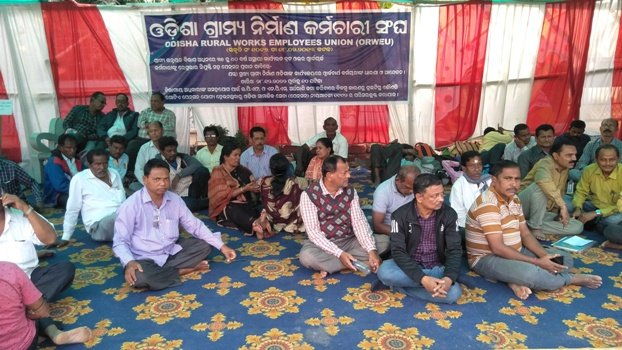 ଗ୍ରାମ୍ୟ ନିର୍ମାଣ ବ୍ରଟଓଭର ୱାର୍କଚାର୍ଜ କର୍ମଚାରୀଙ୍କୁ ନିୟମିତ ଓ ପେନସନ ଦାବିରେ ବ୍ୟାପକ ଆନ୍ଦୋଳନ ଓ ଧାରଣା ତୃତୀୟ ଦିନରେ