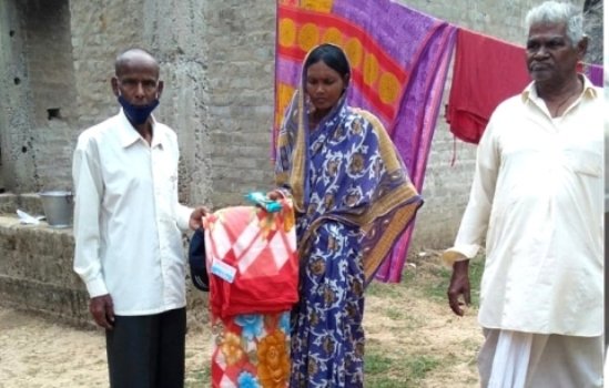 ସ୍ୱେଚ୍ଛାସେବୀ ସଙ୍ଗଠନ ପକ୍ଷରୁ କମ୍ବଳ ବଣ୍ଟନ