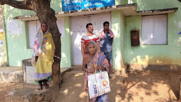 ଆବାସ ଯୋଜନା ତାଲିକାରେ ଅନିୟମିତତାକୁ ନେଇ ପିଇଓ, ଜିଆରଏସଙ୍କୁ ତାଲା