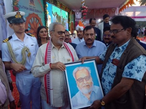 ରାଜ୍ୟପାଳଙ୍କୁ ଚିତ୍ରଶିଳ୍ପୀ ଅଜୟ ପଣ୍ଡାଙ୍କ ଫଟୋଚିତ୍ର ଉପହାର