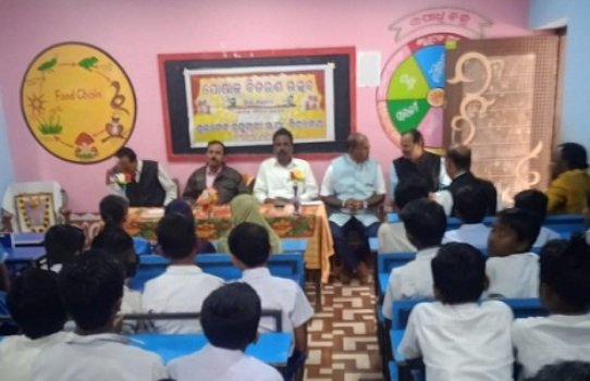 ଶୁକଦେବ ବ୍ରହ୍ମଚାରୀ ଉପ୍ରା ବିଦ୍ୟାଳୟରେ ପୋଷାକ ବିତରଣ ଉତ୍ସବ