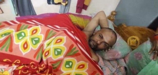 ସରକାରୀ ସହାୟତାକୁ ଅପେକ୍ଷାରେ