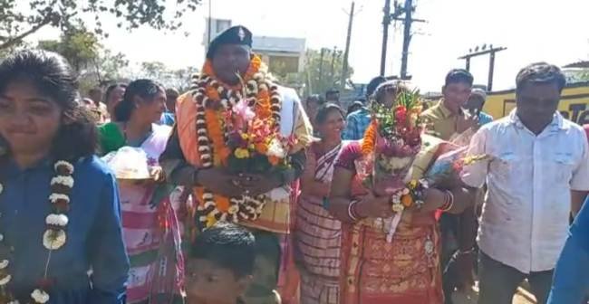 ଅବସରପ୍ରାପ୍ତ ସୈନିକଙ୍କୁ ଗ୍ରାମବାସୀଙ୍କ ବିପୁଳ ସମ୍ବର୍ଦ୍ଧନା