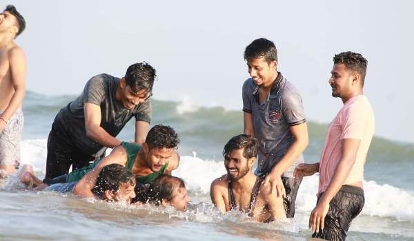 ସମୁଦ୍ର ସ୍ନାନ ରେ ଜୀବନ ଯାଉଛି
