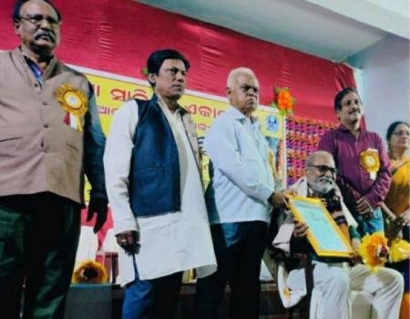 ନାଟ୍ୟକାର ଆପନ୍ନl ପାରିଛଙ୍କ ୧୪୫ତମ ଜୟନ୍ତୀ ଉତ୍ସବ ପାରଳାଖମୁଣ୍ଡି, (ତାରିଣୀ ପ୍ରସାଦ ପଣ୍ଡା):ଓଡ଼ିଶା ସାହିତ୍ୟ ଏକାଡେମୀ,ଜିଲ୍ଲା ସଂସ୍କୃତି ପରିଷଦ ଏବଂ ଆପନ୍ନl ପରିଛାସ୍ମୃତି ସାଂସଦଙ୍କ ମିଳିତ ଉଦମ୍ୟରେ ଜୟନ୍ତୀଛୋବ ସ୍ଥାନୀୟ ଉତ୍କଳ ହିତୈଷିଣୀ ସମାଜ ସଭା ଗୃହରେ ଅନୁଷ୍ଠିତ ହୋଇସାରିଛି। ସାହିତ୍ୟ ଏକାଡେମୀର ଗଜପତି ଜିଲ୍ଲା ଶାଖା ସଦସ୍ୟ ବିଚିତ୍ରାନନ୍ଦ ବେବର୍ତ୍ତାଙ୍କ ସଭାପତିତ୍ବରେ ଅନୁଷ୍ଠିତ ସାରସ୍ଵତ ସଭା ରେ ମୁଖ୍ୟ ଅତିଥି ଭାବେ ଉପାନ୍ତପ୍ରହରୀ ପୁର୍ଣ୍ଣଚନ୍ଦ୍ର ମହାପାତ୍ର ,ମୁଖ୍ୟ ବକ୍ତା ଡ.ଅଜୟ କୁମାର ତ୍ରିପାଠୀ,ସମ୍ମାନିତ ଅତିଥି ଅର୍ଚ୍ଚନା କୁମାରୀ ମଙ୍ଗରାଜ,ବିନୋଦ ଚନ୍ଦ୍ର ଜେନା,ଆଶlଲତା ପାଣିଗ୍ରାହୀ, ଏବଂ ଡ. କଲ୍ୟାଣୀ ମିଶ୍ର,ବିଷ୍ଣୁ ମୋହନ ଅଧିକାରୀ, ନିଜ ନିଜର ବକ୍ତବ୍ୟ ପ୍ରଦାନ କରିଥିଲେ ଆପନାଙ୍କବହୁମୁଖୀ ପ୍ରତିଭା ସମ୍ପର୍କରେ ବକ୍ତବ୍ୟ ରଖିଥିଲେ । ଏହିଅବସର ରେ ବିଶିଷ୍ଟ ନାଟ୍ୟକାର ସାହିତ୍ୟିକ ଅଶୋକ କୁମାର ତ୍ରିପାଠୀଙ୍କୁ ଆପନ୍ନl ପରିଛା ସ୍ମୃତି ସମ୍ମାନ ୨୦୨୩ ପ୍ରଦାନ କରାଯାଇଥିଲା। ଅନୁଷ୍ଠାନର ସମ୍ପାଦକ ମୁରଲିଧର ପରିଛା ବିବରଣୀ ପାଠ କରିଥିଲେ। ହରିମୋହନ ପଟ୍ଟନାୟକ, ସ୍ଵାଗତ ସମ୍ଭାଷଣ, ବି. କୋମାଳାଙ୍ଗି ପ୍ରାରମ୍ଭିକ ସଙ୍ଗୀତ ,ଭାଗବତ ପାଢ଼ୀ ପରିଚୟ ପ୍ରଦାନ,ରାଜେନ୍ଦ୍ର ପଢ଼ିଆରୀ ଧନ୍ୟବାଦ ଅର୍ପଣ କରିଥିଲେ। ଏହି ସାରସ୍ଵତ ସଭାରେ ଆପନ୍ନl ପରିଛା ବିଦ୍ୟାଳୟର ସର୍ବଗୁଣ ଦକ୍ଷତା ସମ୍ପନ୍ନ ଛାତ୍ରୀ ଅଭିପ୍ସା ଶବର ୪ର୍ଥ ଶ୍ରେଣୀ ଛାତ୍ରୀଙ୍କୁ ସମ୍ମାନ ଦିଆ ଯାଇଥିବାବେଳେ ସେହି ଅନୁଷ୍ଠାନର ପ୍ରଧାନ ଶିକ୍ଷିକା ମନୋଜିନୀ ପାତ୍ର ଏବଂ ବିଦ୍ୟାଳୟର ସମସ୍ତ ଶିକ୍ଷକ, ଶିକ୍ଷୟିତ୍ରୀ ସମୁହଙ୍କୁ ସମ୍ବର୍ଥନl ପ୍ରଦାନ କରାଯାଇଥିଲା କାରଣ ଏହି ବିଦ୍ୟାଳୟଟି ୨୦୨୨ ର ଜିଲ୍ଲା ସ୍ତରରେ ଏହି ବିଦ୍ୟାଳୟଟି ଗଜପତି ଜିଲ୍ଲା ପ୍ରଥମ ଆଦର୍ଶ ବିଦ୍ୟାଳୟ ଭାବେ ବିଦ୍ୟାଳୟ ଓ ଗଣଶିକ୍ଷା ବିଭାଗ ଭୁବନେଶ୍ବର ଦ୍ଵାରା ପୁରସ୍କୁତ ହୋଇଥିଲା।କାର୍ଯ୍ୟକ୍ରମକୁ ଶରତ ଚନ୍ଦ୍ର ସାହୁ, ନିବେଦିତା ପଟନାୟକ,ନିତ୍ୟାନନ୍ଦ ଚୌଧୁରୀ,ସଚ୍ଚିଦାନନ୍ଦ ସାମଲ, ରାଜେଶ୍ୱରୀ ସ୍ୱାଇଁ, ଅନୁଶ୍ରୀ ପଟ୍ଟନାୟକ,ସଂଗୀତା ପାତ୍ର, ତ୍ରିପତି ପଣ୍ଡା,ବିଷ୍ଣୁ ପଣ୍ଡା,ପ୍ରଭୃତି କାର୍ଯ୍ୟକ୍ରମକୁ ପରିଚାଳନା କରିଥିଲେ।