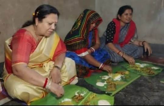 ଦଳିତ ପରିବାର ରେ ଭୋଜନ କଲେ କେନ୍ଦ୍ର ରାଷ୍ଟ୍ରମନ୍ତ୍ରୀ ଦର୍ଶନା ଜର୍ଦ୍ଦୋଷ