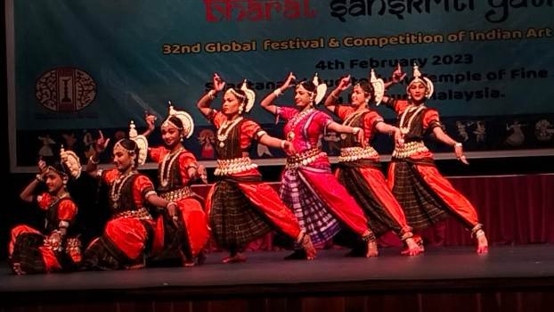 ବିଦେଶରେ ପାରଳାର ନୃତ୍ୟଶିଳ୍ପୀ ମନମୋହିଲେ