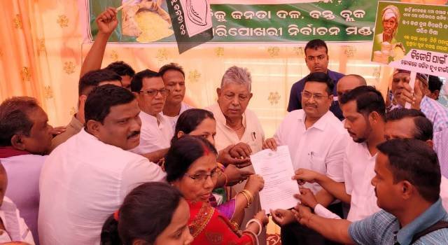 ଚାଉଳ କାଟ୍ ପ୍ରତିବାଦରେ ବିଜେଡି ପକ୍ଷରୁ ବ୍ଲକ ସମ୍ମୁଖରେ ଧାରଣା ଓ ପ୍ରତିବାଦ ସଭା