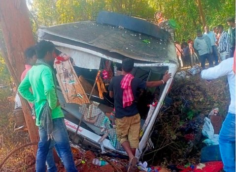ଭାରସାମ୍ୟ ହରାଇ ରାସ୍ତା ତଳକୁ ଖସିଗଲା ଯାତ୍ରୀବାହୀ ବସ୍‌ ୩୦ରୁ ଊର୍ଦ୍ଧ୍ୱ ଯାତ୍ରୀ ଆହତ: ୬ ଯାତ୍ରୀ ଗୁରୁତର