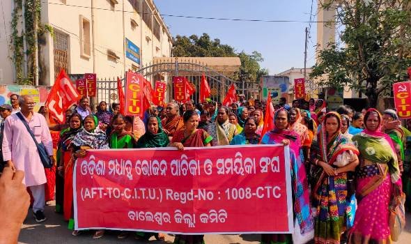 ଓଡ଼ିଶା ମଧ୍ୟାହ୍ନ ଭୋଜନ ପାଚିକା-ସହାୟିକା ସଂଘର ବିକ୍ଷୋଭ