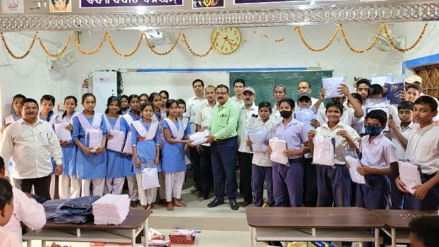 ଶାସଙ୍ଗ ହାଇସ୍କୁଲରେ ପୋଷାକ ବଣ୍ଟନ ଉତ୍ସବ