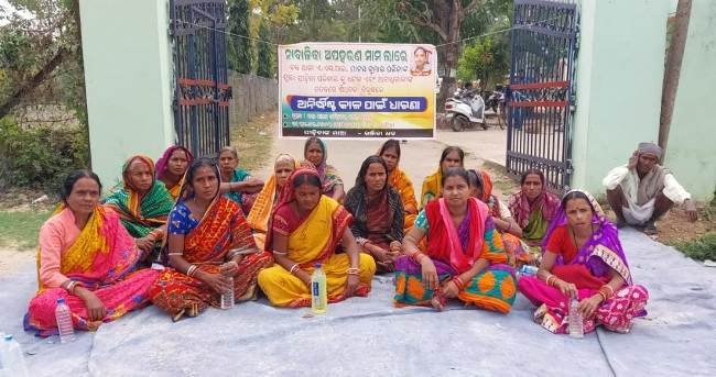 ଅପହୃତା ନାବାଳିକା ଛାତ୍ରୀଙ୍କୁ ଉଦ୍ଧାର ଦାବୀରେ ଥାନା ସମ୍ମୁଖରେ ଧାରଣା ଦେଲେ ପରିବାରଲୋକେ