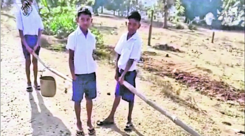 ବିଦ୍ୟାଳୟରେ ପାଠପଢା ବଦଳରେ ରୋଷେଇ ପାଇଁ ପାଣି ବୋହି ରାନ୍ଧୁଛନ୍ତି ଛାତ୍ରଛାତ୍ରୀ