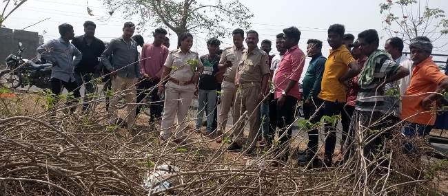 ବୃଦ୍ଧାଙ୍କୁ ଧକ୍କା ଦେଲା ଗଞ୍ଜେଇ ଚାଲାଣ କରୁ୍ଥିବା ସ୍କୁଟି