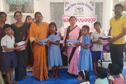 ମୁଖ୍ୟ ସଡକ ବିଦ୍ୟାଳୟରେ ପୋଷାକ ବିତରଣ ମେଳା