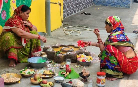 ଗାଁ ଦାଣ୍ଡ ରେ ସଧବା ମହିଳା କଲେ ପନ୍ଥେଇ ପୂଜା