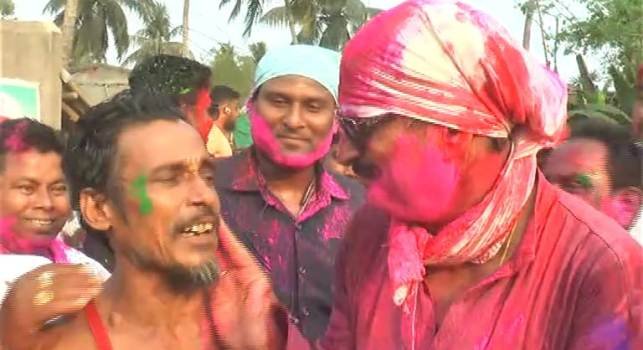 ହିନ୍ଦୁ ଓ ମୁସଲିମ ଏକତ୍ର ଖେଳିଲେ ହୋଲି ଏକ ନିଆରା ଦୋଳ ଉତ୍ସବ