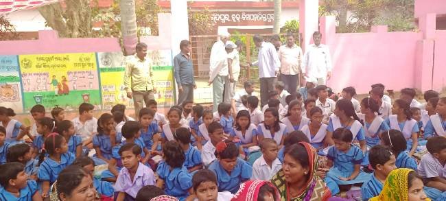 ଶିକ୍ଷକ ନିଯୁକ୍ତି ଦାବି ରେ ଛାତ୍ରଛାତ୍ରୀ ଓ ଅଭିଭାବକ ସ୍କୁଲରେ ତାଲା ପକାଇଲେ