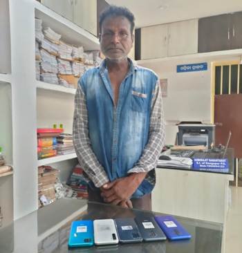 ସନ୍ଦିଗ୍ଧ ବ୍ୟକ୍ତିଙ୍କଠାରୁ ପାଞ୍ଚ ମୋବାଇଲ୍ ଜବତ କଲା ଗାଙ୍ଗପୁର ପୋଲିସ୍