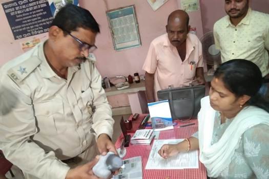 ସଂନ୍ଦିଗ୍ଧ ପାରା ର ସ୍ଵାସ୍ଥ୍ୟବସ୍ଥା ଯାଞ୍ଚ, ଇଂରାଜୀ ରେ ଲେଖା ରଙ୍ଗ ଜବତ