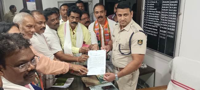 ବିଜେପି କର୍ମୀଙ୍କ ଉପରେ ପୋଲିସ୍ ର ଆକ୍ରମଣ ପ୍ରତିବାଦରେ ଥାନାରେ ବିଜେପି ପକ୍ଷରୁ ଅଭିଯୋଗ