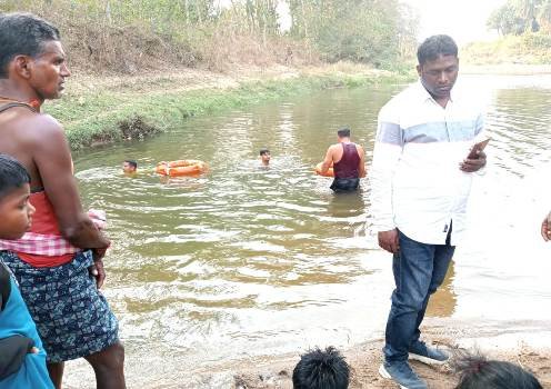 ପୁଅକୁ ବଞ୍ଚାଇବାକୁ ଯାଇ ଗଣ୍ଡ ମଧ୍ୟରେ ବୁଡି ମୃତ୍ୟୁ ବରଣ କଲେ ବାପା