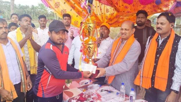 ବଜରଙ୍ଗବାଲୀ କ୍ରିକେଟ ଟିମକୁ ମିଳିଲା ବିଜୟୀ ଟ୍ରଫି