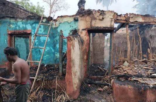 ଅଗ୍ନିକାଣ୍ଡ ଘଟି ୨ ଟି ପରିବାରର ୪ ବଖରା ଘର ପୋଡି ନଷ୍ଟ
