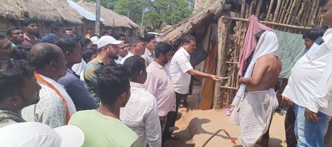 ଦୁଇ ମୃତକଙ୍କ ପରିବାରକୁ ସମବେଦନା ଜଣାଇଲେ ଶ୍ରମ ମନ୍ତ୍ରୀ
