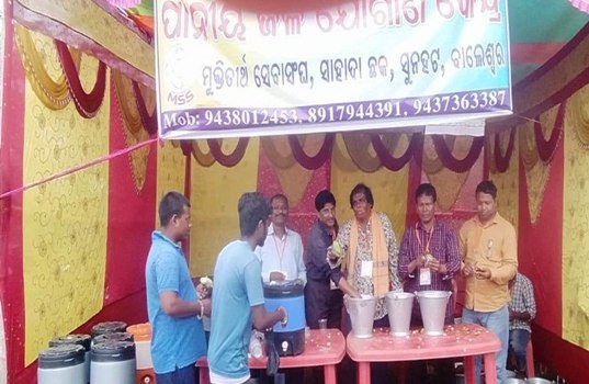 ମୁକ୍ତିତୀର୍ଥ ସେବାସଂଘ ପକ୍ଷରୁ ବାରୁଣୀ ମେଳାରେ ଦହି ସରବତ ବଣ୍ଟନ