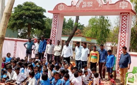 ବିଜ୍ଞାନ ଶିକ୍ଷକ ପଦବୀ ପୂରଣ ଦାବୀରେ ବିଦ୍ୟାଳୟ ସମ୍ମୁଖରେ ଧାରଣା