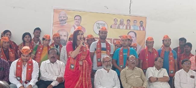 ଅଭିନେତ୍ରୀ ସ୍ୱାତୀଙ୍କୁ ଟୋପି ପିନ୍ଧାଇଲେ ସାଂସଦ
