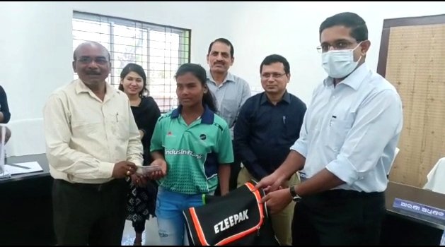 ବାପା ମା ଛେଉଣ୍ଡ କ୍ରିକେଟ ଖେଳାଳୀକୁ ପ୍ରଶାସନିକ ସହାୟତା