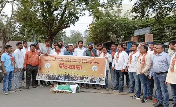 ବ୍ରହ୍ମପୁର ସ୍ଥିତ ଗାନ୍ଧୀନଗର ଛକ ଠାରେ ବିଜେପି ଯୁବମୋର୍ଚ୍ଚା ତରଫରୁ ମୁଖ୍ୟମନ୍ତ୍ରୀଙ୍କ କୁଶପୁତ୍ତଳିକା ଦାହ କରାଯାଇଥିଲା