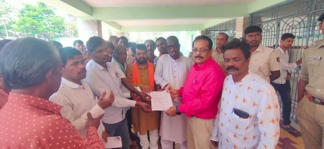 ଅବ୍ୟବସ୍ଥା ଓ ଟୋକେନ ଟାର୍ଗେଟ ବଢେଇବା ଦାବୀ ନେଇ ଚାଷୀଙ୍କ ଜିଲ୍ଲାପାଳଙ୍କ କାର୍ଯ୍ୟାଳୟରେ ବିକ୍ଷୋଭ ପ୍ରଦର୍ଶନ