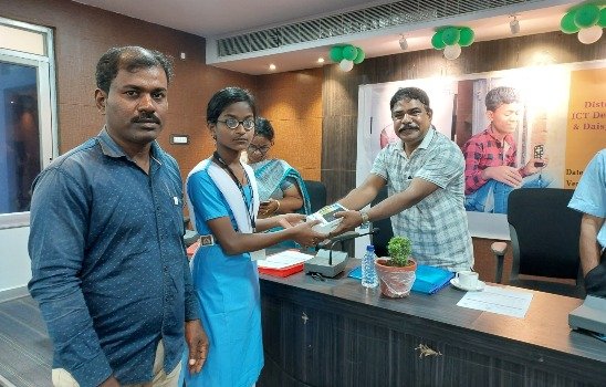 ଦୃଷ୍ଟି ବାଧିତ ଛାତ୍ର ଛାତ୍ରୀଙ୍କୁ ମାଗଣା ଲାପଟପ୍, ସ୍ମାର୍ଟ ଫୋନ୍ ଓ ଜେଜି ପ୍ଲେୟାର ବଣ୍ଟନ