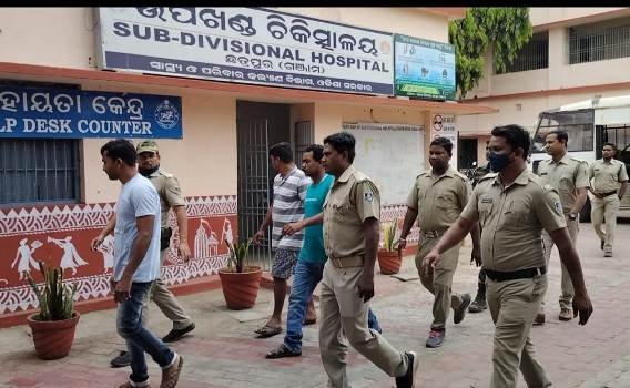 ପୋଲିସ୍ କୁ ଗୋଡାଇ ଗୋଡାଇ ପିଟିବା ମହଙ୍ଗା ପଡିଲା