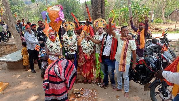 ଶ୍ରୀରାମ ନବମୀରେ ଶୋଭାଯାତ୍ରା ଘର ବାରଣ୍ଡାରେ ବେଶଧାରୀଙ୍କୁ ପୂଜିଲେ ଆଦିବାସୀ